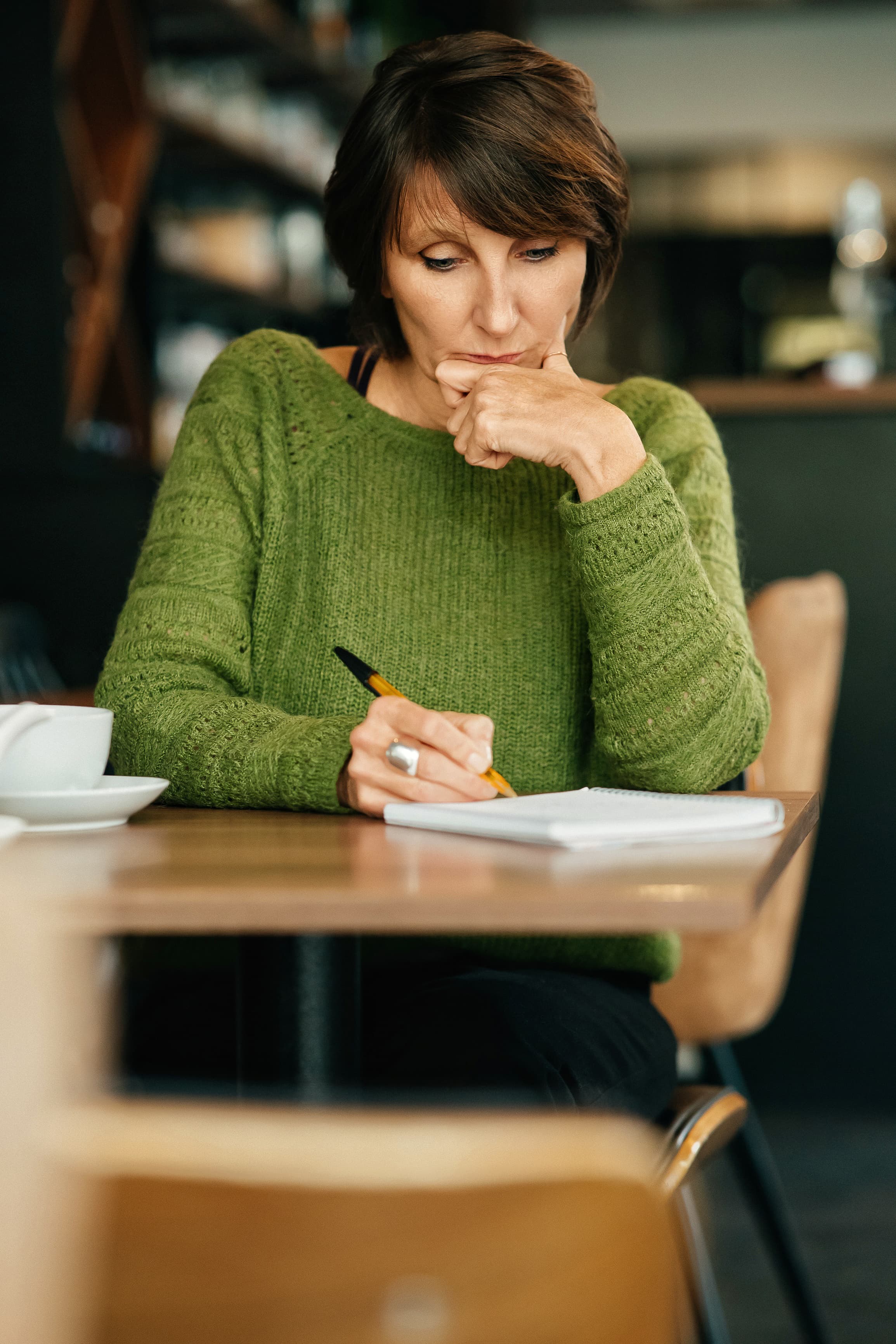 Portrait de Nathalie Ranno qui &eacute;crit sur un cahier