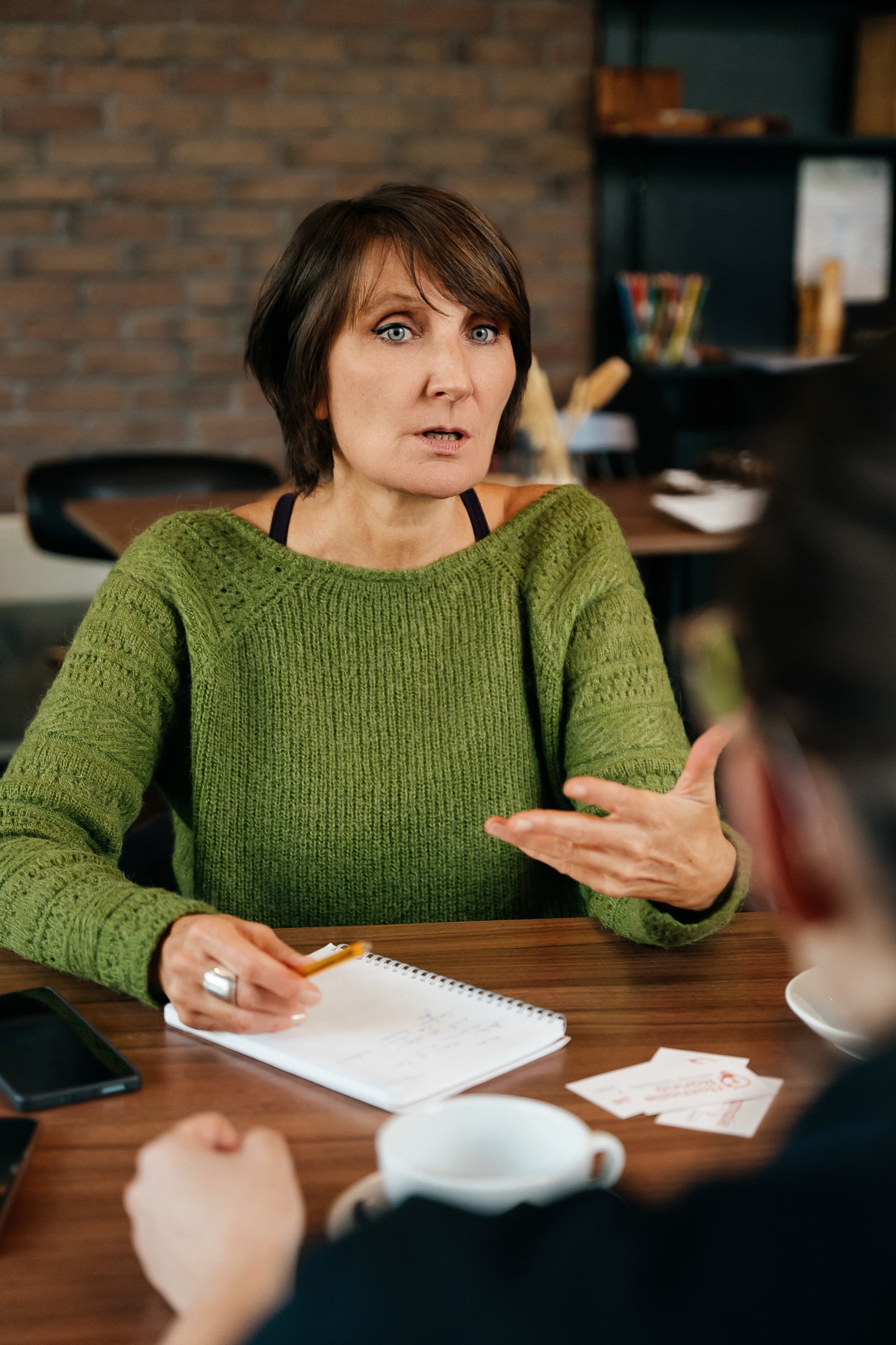 Nathalie Ranno en discussion avec une cliente autour d'une table