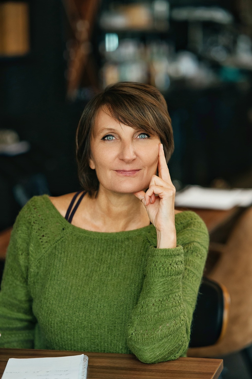 Portrait Nathalie Ranno coude sur table doigts sur la joue