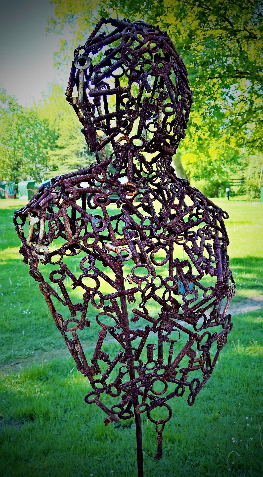 sculpture en bronze fait de grosses clés dans parc verdoyant