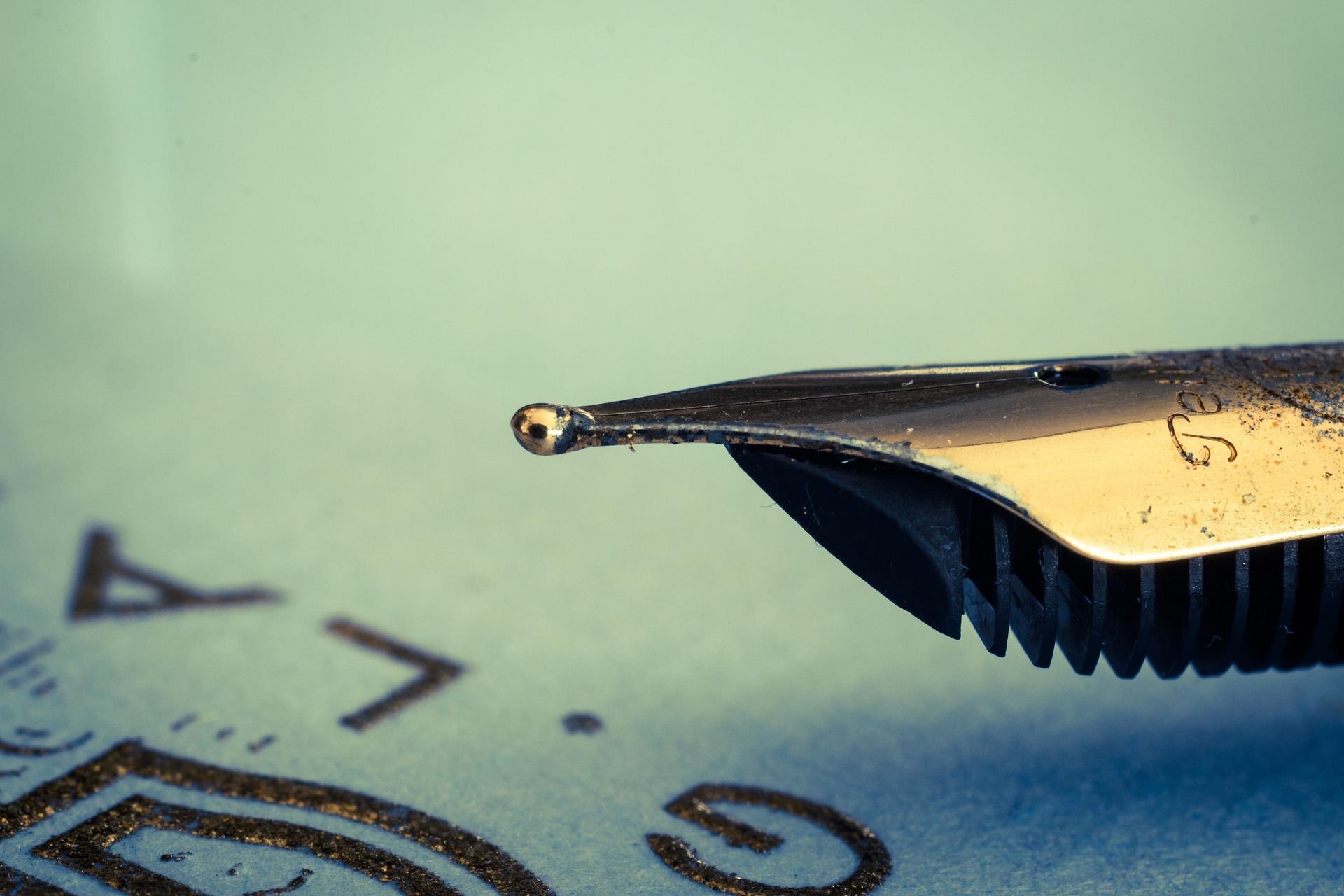 gros plan sur une point de stylo-plume