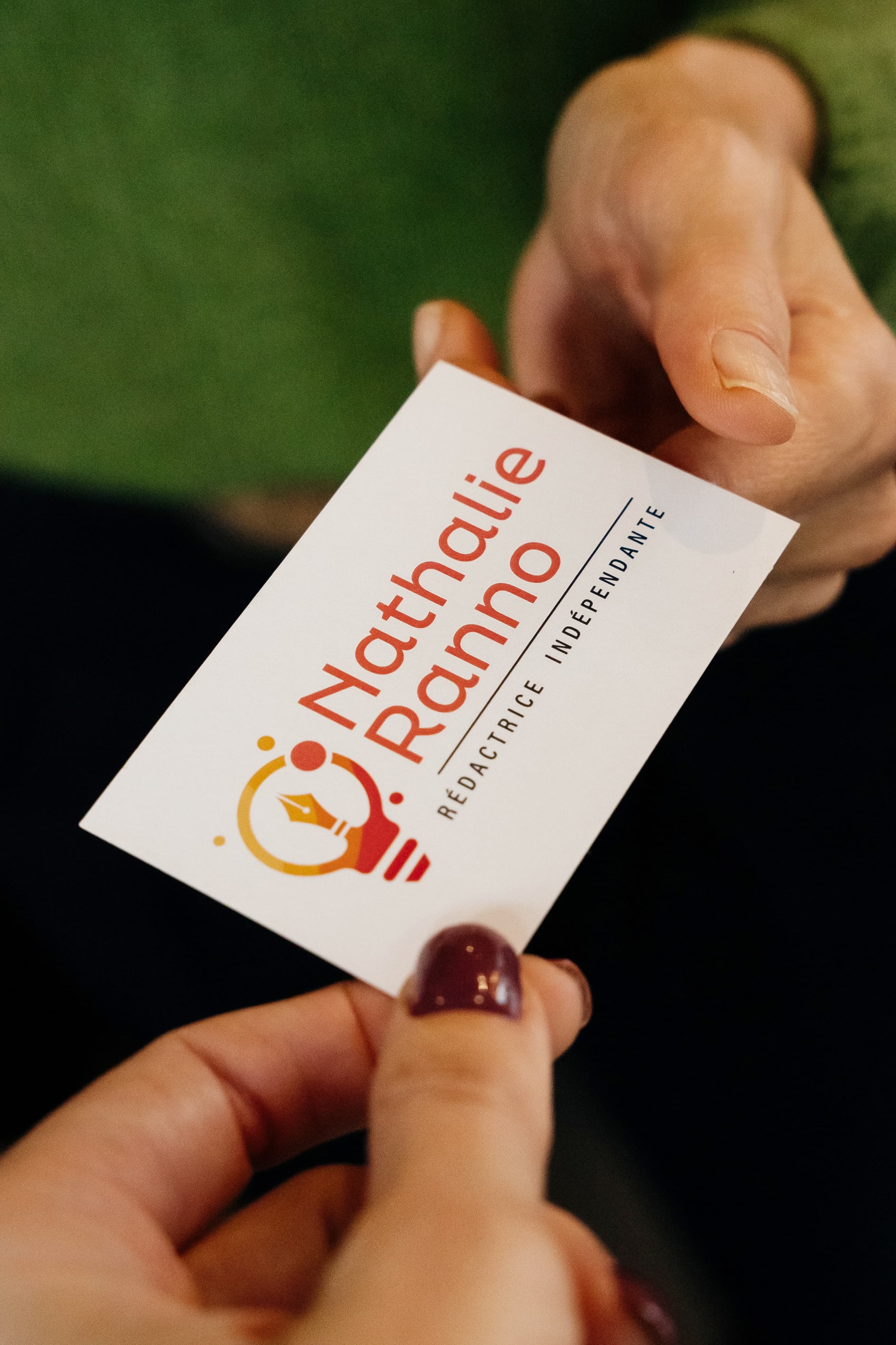 carte de visite de Nathalie ranno qui passe d'une main à une autre